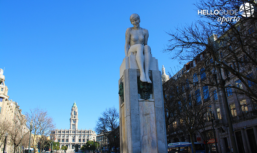 Estatua de la chica desnuda