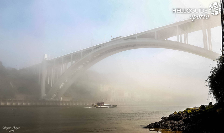 Pont dans le brouillard