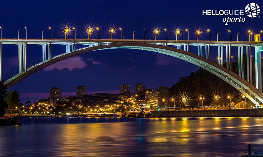 Puente de Arrábida en la noche